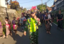 Babinsa Babahan Bersinergi bersama Pecalang Amankan Prosesi Ngaben