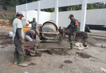 Babinsa Kebon Padangan Kawal Pembangunan Koperasi Desa Merah Putih