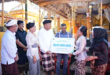 Bupati Gianyar Serahkan Santunan BPJS Ketenagakerjaan kepada Ahli Waris Seniman