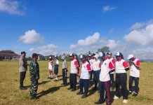 Babinsa Desa Padangan Bentuk Karakter Paskibraka dengan Latihan PBB