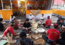 Bupati Satria Serahkan Bantuan Ngaben Massal di Nusa Penida