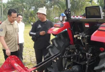 Difasilitasi DPR RI, Petani Jembrana Terima 5 Unit Traktor