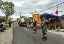 Wujudkan Pengabdian TNI, Babinsa Belumbang Kawal Prosesi Ngaben