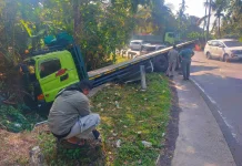 Oleng, Truk Hantam Minibus di Tikungan Pekutatan Jembrana