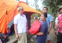 Serahkan Bantuan, Bupati Kembang Kunjungi Korban Kebakaran di Manistutu