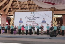 TP PKK Denpasar Salurkan Bantuan dan Dukung UMKM di Pasar Rakyat Jembrana