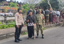 Pengamanan Terpadu Babinsa dan Pecalang Wujudkan Prosesi Ngaben Aman dan Lancar