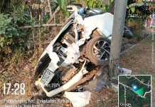 Diduga Sopir Mengantuk, Mobil Hantam Tiang Rambu di Pekutatan