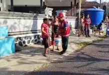 Warga Difabel di Jembrana Ikut Berburu Air Bersih
