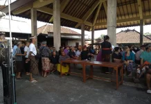 Bhabinkamtibmas Desa Manduang Amankan Rapat Pertanggungjawaban LPD