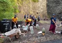 Polsek Dawan bersama TNI dan Masyarakat Gotong Royong Perbaiki Jalan Ambles