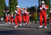 Sambut HUT RI ke-81, Bupati Satria Saksikan Lomba Gerak Jalan Indah Tingkat SD