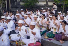 Jelang HUT RI ke-81, Bupati dan Wakil Bupati Klungkung Pimpin Persembahyangan