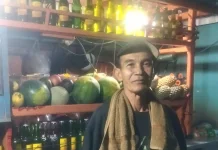 Jualan Es Buah, Komang Degeng Biayai Kuliah Anak