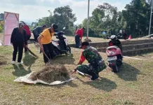 Babinsa Jatiluwih Pasang Umbul-umbul dan Perlengkapan Lomba jelang HUT RI