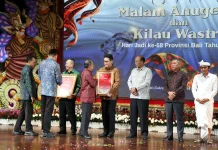 Kapolda Bali Terima Anugerah Kerthi Bali Sewaka Nugraha