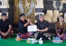 Bupati Satria Serahkan Bantuan Ngaben Massal di Nusa Penida