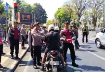 Polisi Jembrana Bagikan Ratusan Bendera ke Pengendara