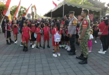 Babinsa Penarukan Kawal Jalan Sehat Semarakkan HUT Kemerdekaan RI