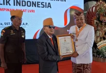 Bupati Gianyar Made Mahayastra Terima Penghargaan Bintang LVRI