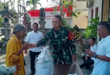 Babinsa Kerambitan Dampingi Penyaluran Bantuan bagi Warga Penerima Manfaat