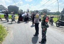 Sinergitas Babinsa Nyambu Jaga Keamanan Prosesi Ngaben