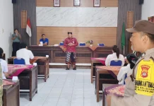 Babinsa Selisihan Kawal Seleksi Perangkat Desa Aman Lancar