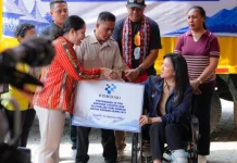Komdigi Serahkan Logistik dan Perangkat Konektivitas bagi Korban Gempa NTT