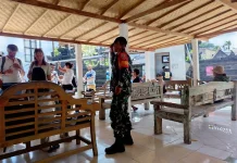Babinsa Lembongan Jaga Keamanan di Pelabuhan Mushroom