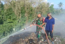 Babinsa Sembung Gede Bantu Pemadaman Titik Api TPA Mandung