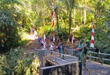 TNI dan Warga Getakan Gotong Royong Bangun Jembatan Garuda