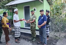 Kodim Klungkung Serahkan Jamban Sehat Bagi Warga Takmung