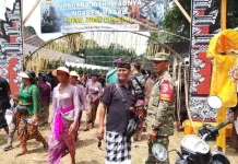 Babinsa Mekarsari Amankan Rangkaian Upacara Ngaben Massal