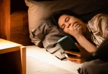 Scrolling HP sebelum Tidur Mengganggu Kinerja Otak