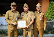 Jaya Negara Beri Penghargaan Kadis Pertanian Denpasar yang Purna Tugas