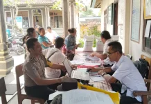 Bhabinkamtibmas Desa Talibeng Sambangi Kantor Desa, Pantau Pembagian Beras Bulog