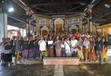 Lestarikan Adat dan Ringankan Beban Warga, Pemkab Klungkung Serahkan Bantuan