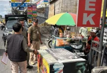 Satpol PP Denpasar Tertibkan 10 PKL yang Berjualan di Trotoar