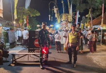 Babinsa Kerambitan Kawal Prosesi Piodalan di Pura Saren Gong