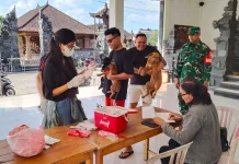 Babinsa Beraban Dampingi Vaksinasi HPR Perkuat Pencegahan Rabies