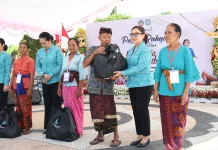 TP PKK Denpasar Belanja dan Berbagi untuk Warga Karangasem