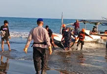 Jenazah Nelayan Jembrana Dievakuasi Dua Jukung dari Banyuwangi