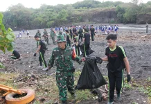 Kodim Tabanan gelar Karya Bakti di Pantai Yeh Gangga