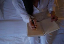 Sulit Tidur karena Kepikiran Pekerjaan? Coba Menulis sebelum Tidur