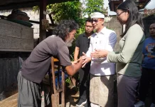 Bupati Klungkung Serahkan Bantuan Sosial Rutin bagi Penyandang Disabilitas