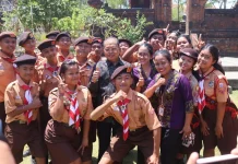 Gubernur Koster Traktir Siswa SMPN 13 Denpasar Nasi Jinggo