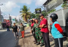 Babinsa Dauh Peken Kawal Penanganan Saluran Irigasi Cegah Banjir