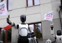 Robot Ikut Demo di Polandia Tuntut Regulasi AI