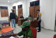 Bhabinkamtibmas Semarapura Kangin Tertibkan Pendataan Penduduk Non Permanen