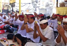 Persembahyangan Bhakti Penganyar Pemkab Tabanan di Pura Hulundanu Batur